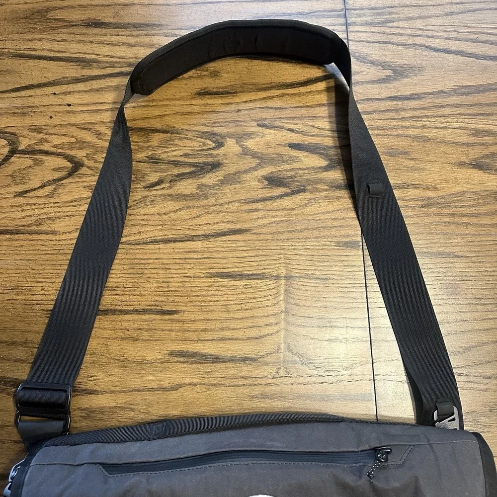 KUHL 14L Eskape Ink Black Kanvas Messenger Bag Laptop Travel Crossbody Carryon